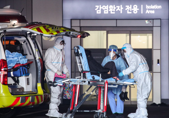 19일 코로나19 전담 병원인 서울 중랑구 서울의료원에 인천 남동소방서 구급차를 탄 코로나19 환자가 이송되고 있다. 연합뉴스